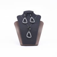 تعليقة مع حلق زركون فضي ماركة فايلت