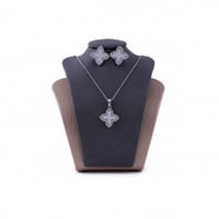 تعليقة مع حلق زركون فضي من ماركة فايلت