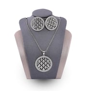 تعليقة مع حلق زركون فضي من ماركة فايلت