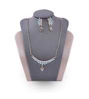 تعليقة مع حلق زركون فضي من ماركة فايلت