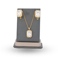 تعليقة مع حلق زركون ذهبي من ماركة فايلت