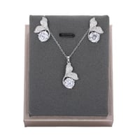 تعليقة مع حلق زركون فضي من ماركة فايلت