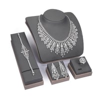 طقم زركون فضي من ماركة فايلت