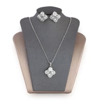 تعليقة مع حلق زركون فضي من ماركة فايلت59