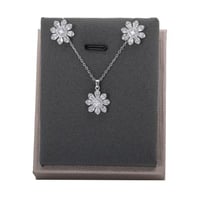 تعليقة مع حلق زركون فضي من ماركة فايلت