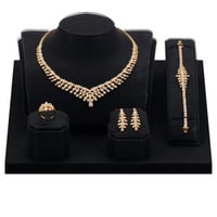 طقم زركون ذهبي من ماركة فايلت