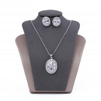 تعليقة مع حلق زركون فضي من ماركة فايلت