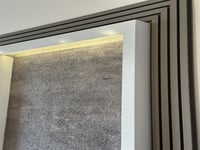 شلال جداري عملاق مع ديكور تكسيات