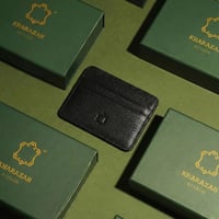 محفظة كروت كلاسيكية باللون الأسود