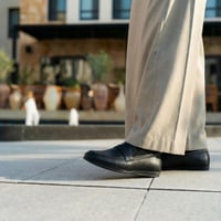 حذاء (DAILY) عملي بجلد فاخر باللون الأسود