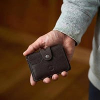 محفظة مودرن باللون البني