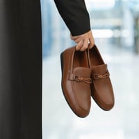 حذاء (DAILY) عملي بجلد فاخر باللون الجملي