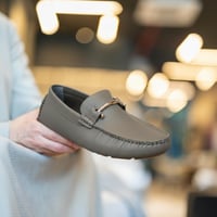 حذاء (DAILY) عملي بجلد فاخر اللون رمادي