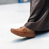 حذاء (DAILY) عملي بجلد فاخر اللون الجملي