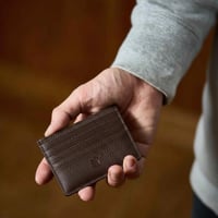 محفظة كلاسيكية باللون البني