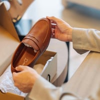 حذاء (DAILY) عملي بجلد فاخر باللون الجملي