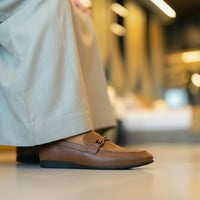 حذاء (DAILY) عملي بجلد فاخر باللون الجملي