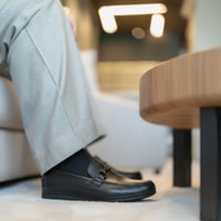 حذاء (DAILY) عملي بجلد فاخر باللون الأسود