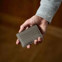 محفظة كلاسيكية باللون البيج