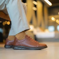 حذاء (DAILY) Sneakers جلد بقر طبيعي باللون الجملي