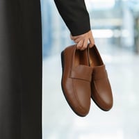 حذاء (DAILY) عملي بجلد فاخر باللون الجملي