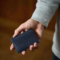 محفظة كروت كلاسيكية باللون الكحلي