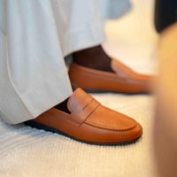 حذاء (DAILY) عملي بجلد فاخر باللون الجملي