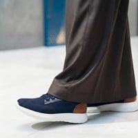 حذاء (DAILY) كاجول عصري بتصميم فاخر باللون الكحلي