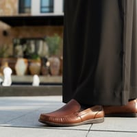 حذاء (DAILY) SLIP-ON فلات جلد بقر طبيعي باللون الج...