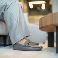 حذاء (DAILY) عملي بجلد فاخر اللون رصاصي