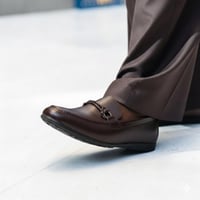 حذاء (DAILY) عملي بجلد فاخر باللون البني