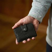 محفظة مودرن باللون الأسود