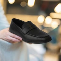 حذاء (DAILY) عملي بجلد فاخر باللون الأسود