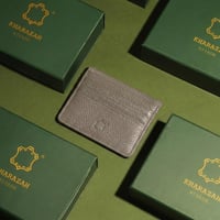 محفظة كلاسيكية باللون البيج