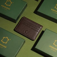 محفظة كلاسيكية باللون البني