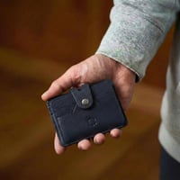 محفظة مودرن باللون الكحلي