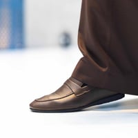 حذاء (DAILY) عملي بجلد فاخر باللون البني