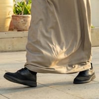 حذاء (DAILY) كاجول عصري بتصميم فاخر باللون الأسود