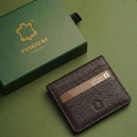 محفظة كلاسيكية باللون البني