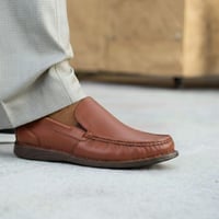 حذاء (DAILY) SLIP-ON فلات جلد بقر طبيعي باللون الج...