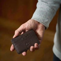 محفظة كروت كلاسيكية باللون البني