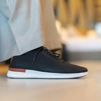 حذاء (DAILY) كاجول عصري بتصميم عملي باللون الأسود