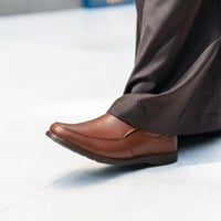 حذاء (DAILY) Dress سادة جلد بقر طبيعي باللون الجمل...