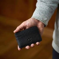 محفظة كروت كلاسيكية باللون الأسود