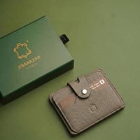 محفظة مودرن باللون البيج