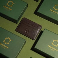 محفظة كروت كلاسيكية باللون البني