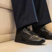 حذاء (DAILY) مودرن بتصميم فاخر باللون الأسود