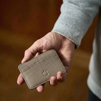 محفظة كروت كلاسيكية باللون البيج