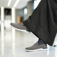 حذاء (DAILY) كاجول عصري بتصميم عملي باللون الرمادي