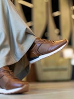 حذاء (DAILY) مودرن بتصميم فاخر باللون الجملي